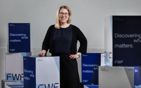 Isabella Fritz behind a podium that says FWF